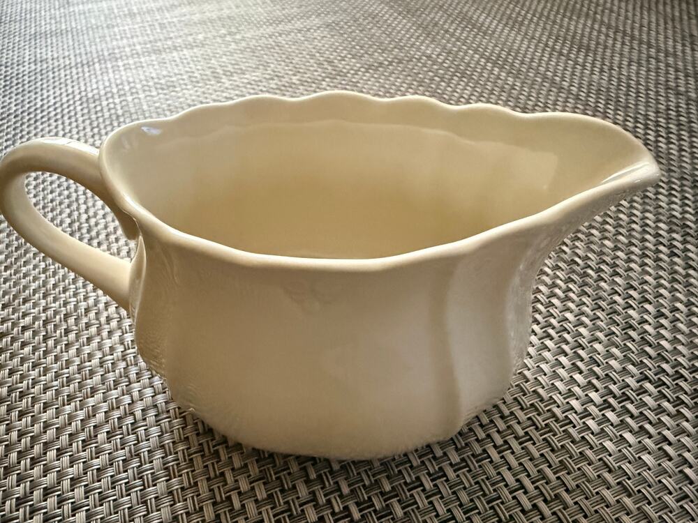 LENOX Casual Elegance Chinastone Stoneware Gravy Boat Ivory *DISCONTINUED*